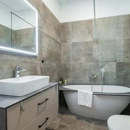 Apartment W-terrace & Garage Prk, Netflix, Ng Charm In Old Town